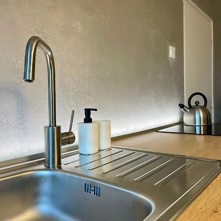Authentic Self Check-in In Vibrant Ruzinov Area, Komarnicka 42, Apartmán Bratislava
