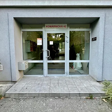 Authentic Self Check-in In Vibrant Ruzinov Area, Komarnicka 42, Apartmán Bratislava